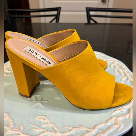 Beautiful Mustard STEVE MADDEN Shoes! ❤️ - Picture 3 of 8